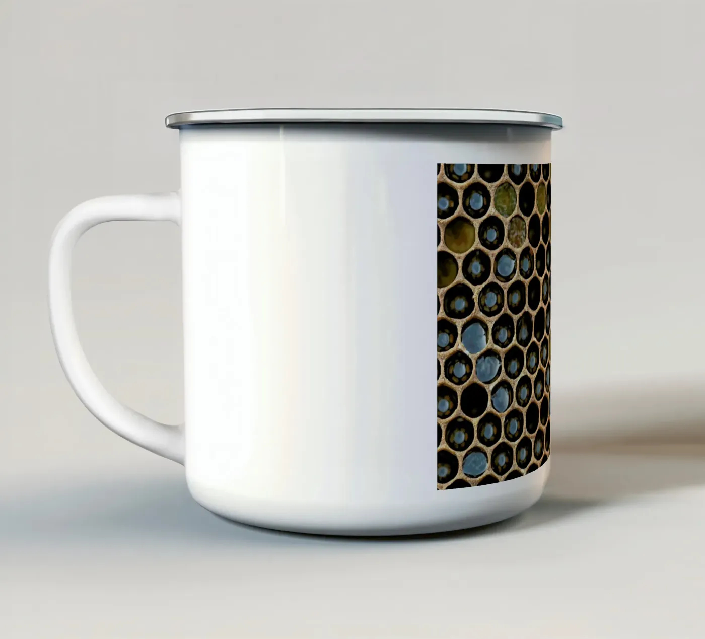 Bee Pattern emaille mok van Curious Collections by Marielle Leenders