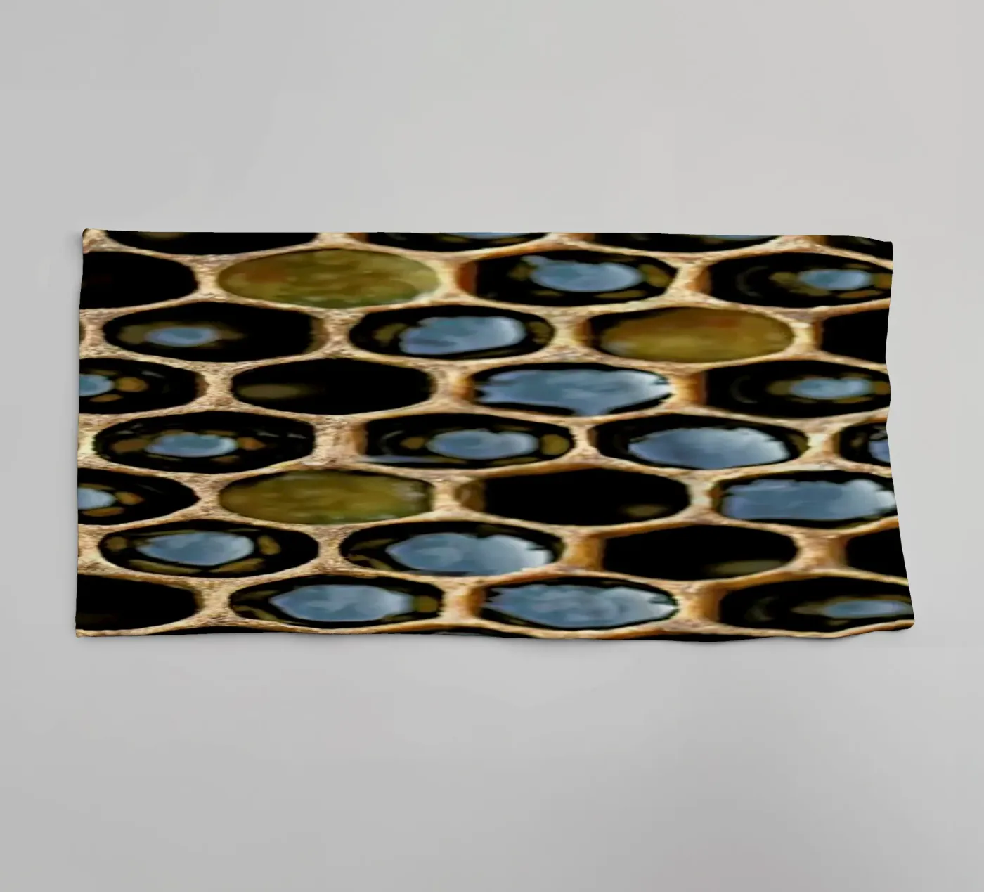 Bee Pattern asciugamano da bagno da Curious Collections by Marielle Leenders