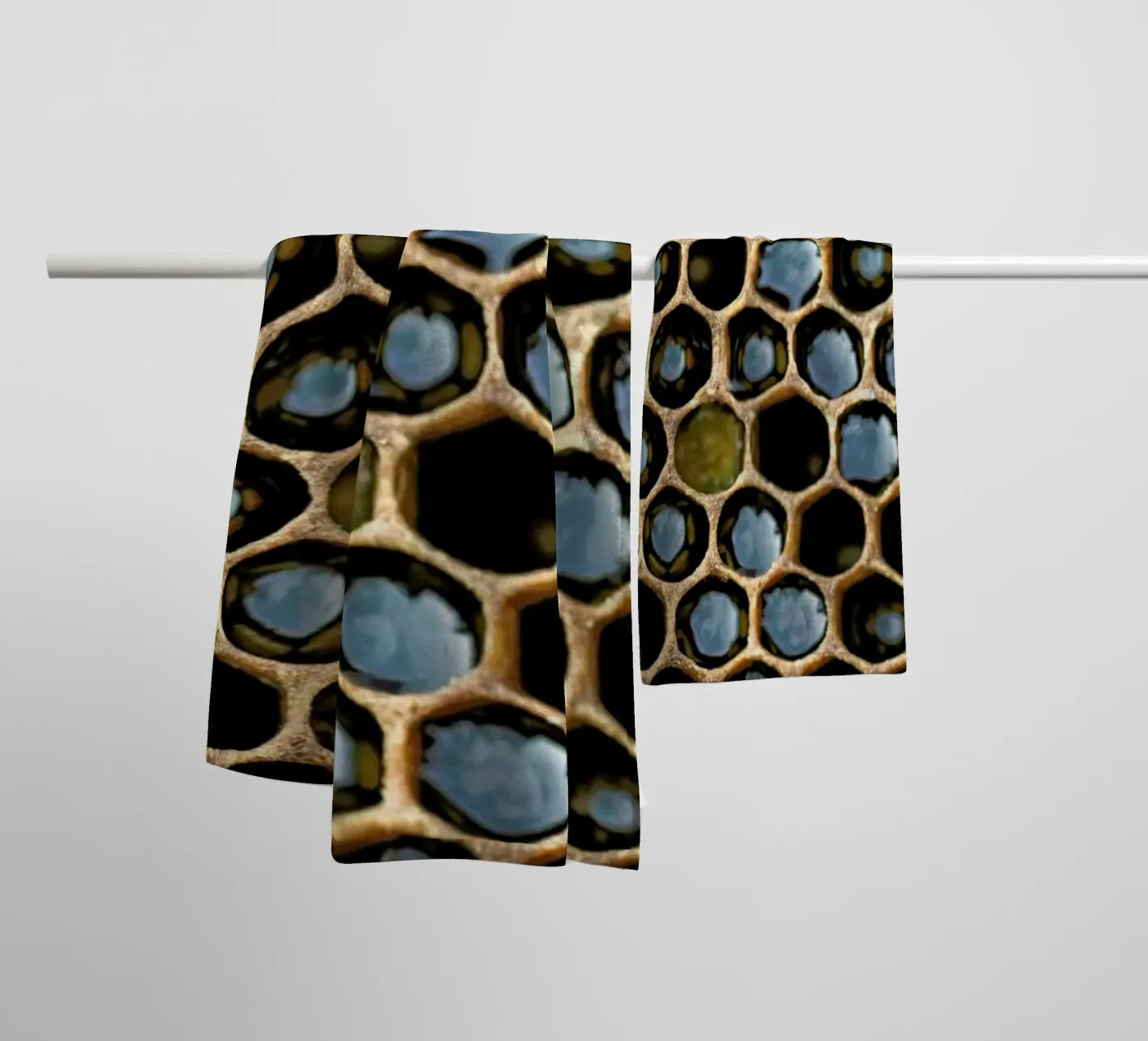 Bee Pattern asciugamano da bagno da Curious Collections by Marielle Leenders