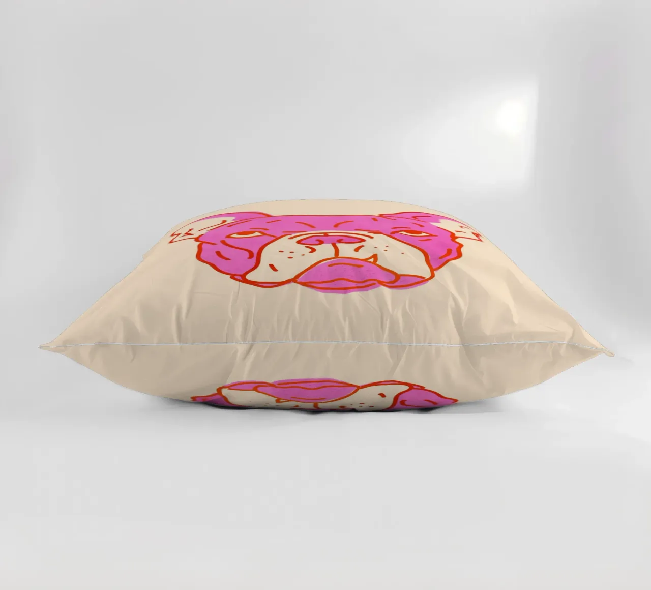 Bulldog Pop Art in rosa caldo e arancione su crema cuscino da showmemars