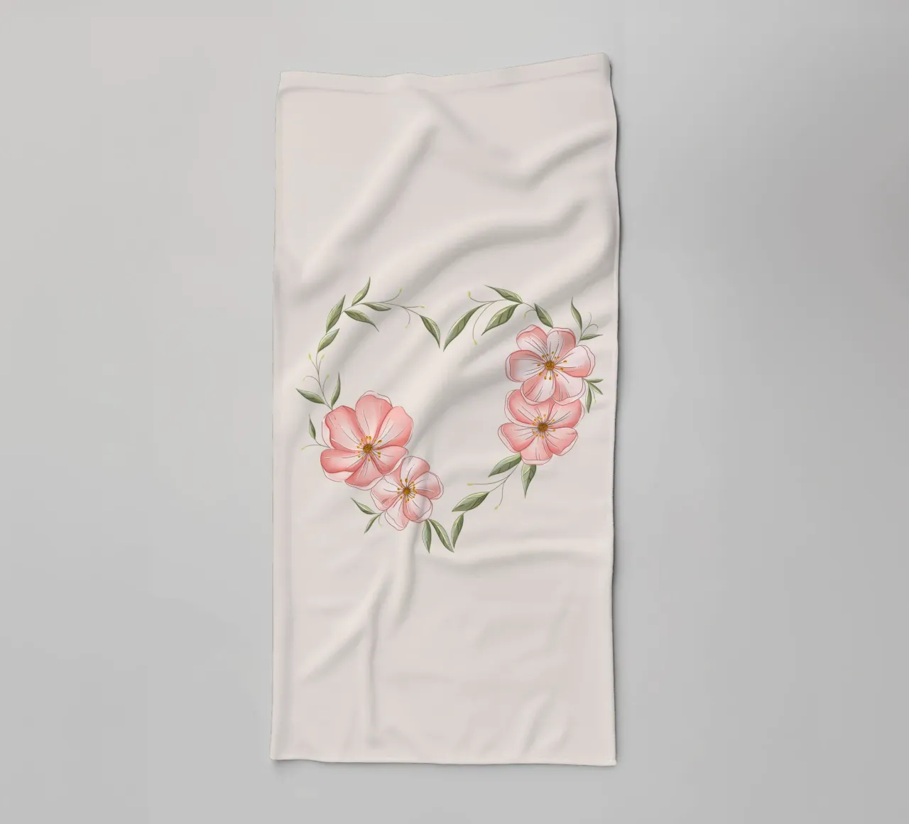 Cuore con fiori e foglie delicate. Romantico asciugamano da bagno da CalliLetters