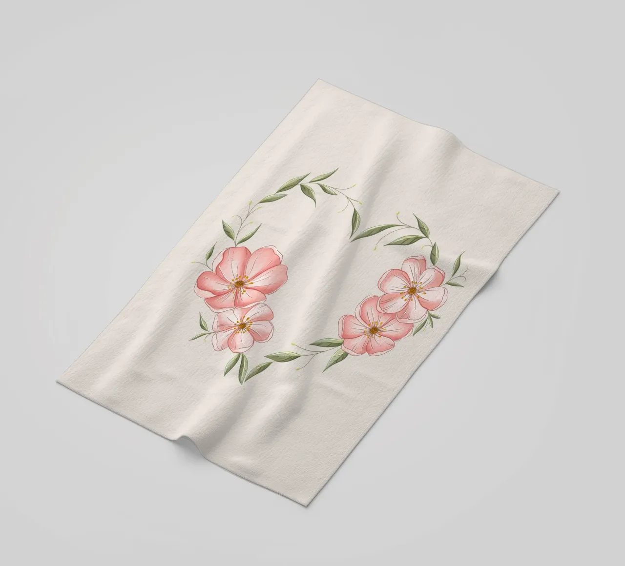 Cuore con fiori e foglie delicate. Romantico telo mare da CalliLetters