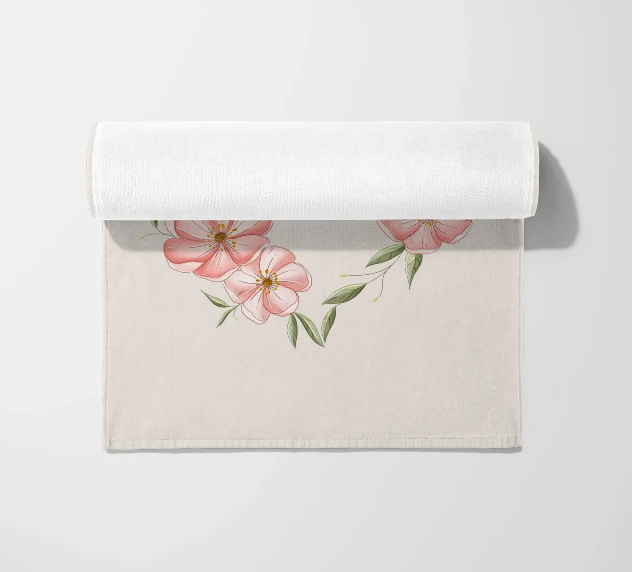 Cuore con fiori e foglie delicate. Romantico telo mare da CalliLetters