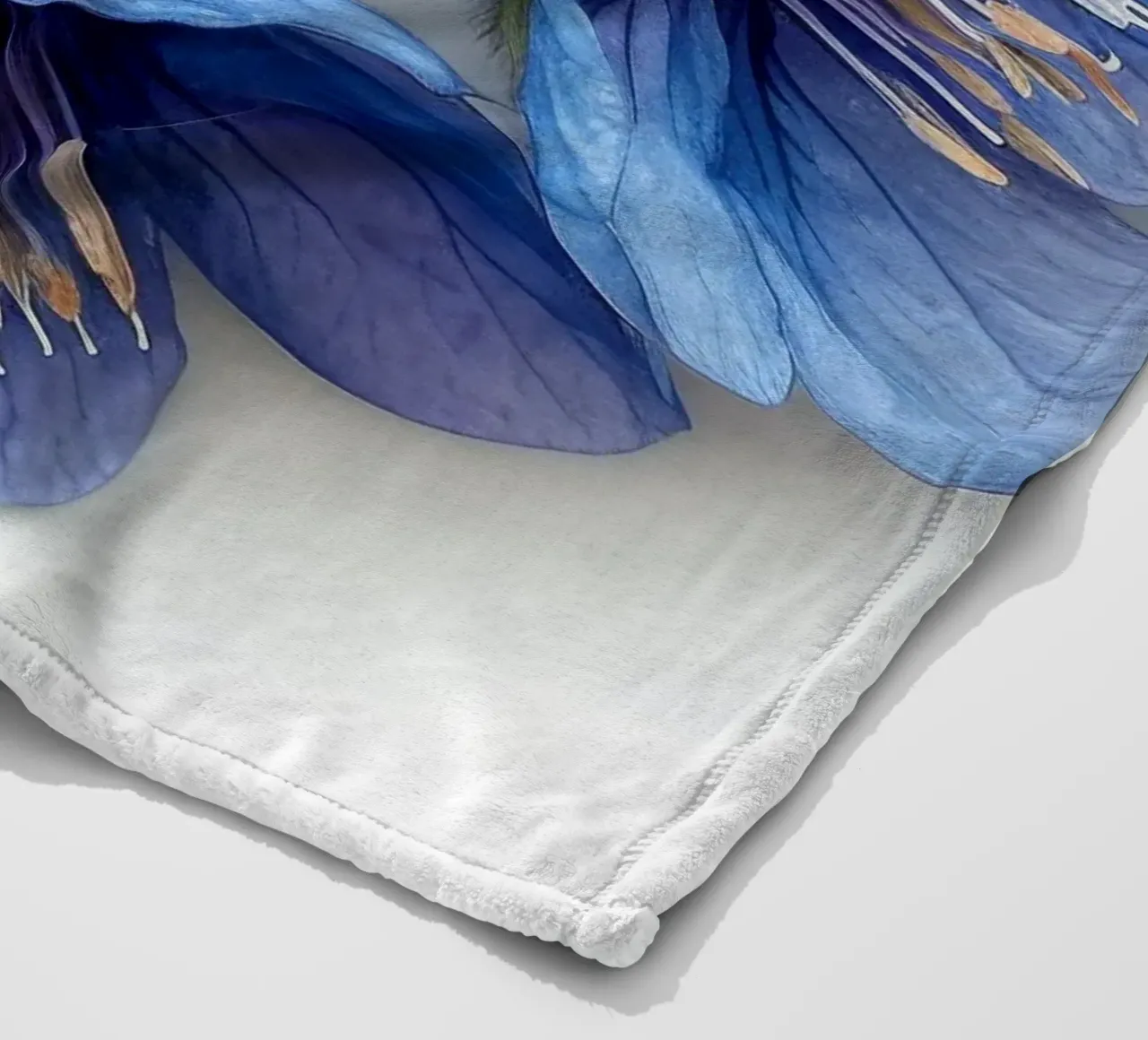 Falso fiore indaco 2 coperta in pile da Bold Blooms