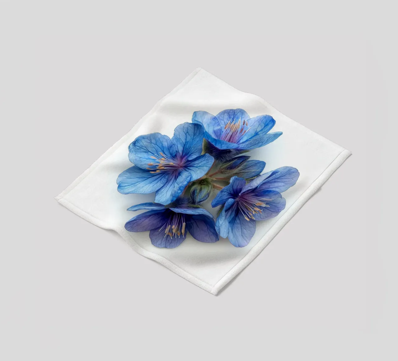 Falso fiore indaco 2 coperta in pile da Bold Blooms
