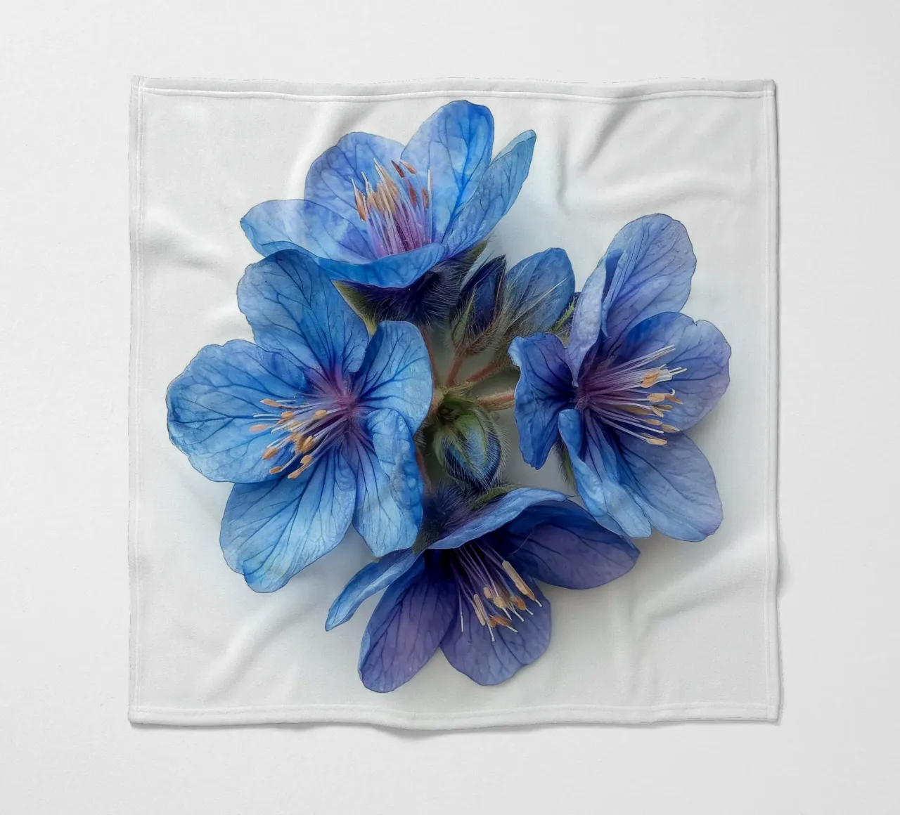 Falso fiore indaco 2 coperta in pile da Bold Blooms