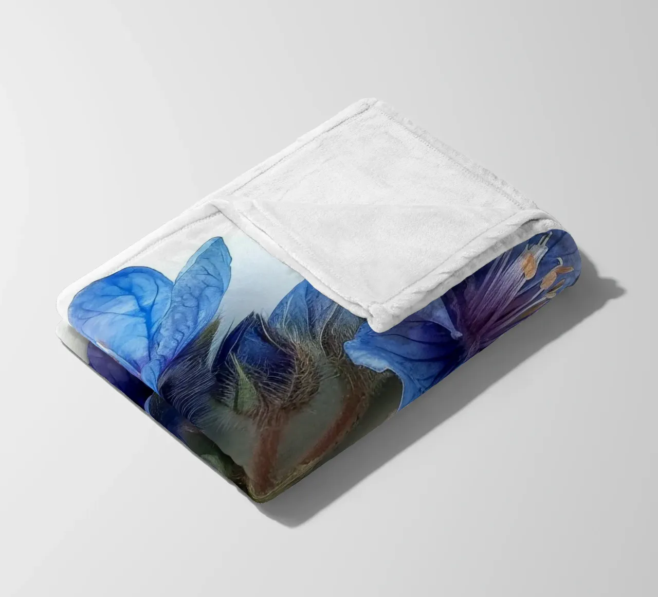 Falso fiore indaco 2 coperta in pile da Bold Blooms