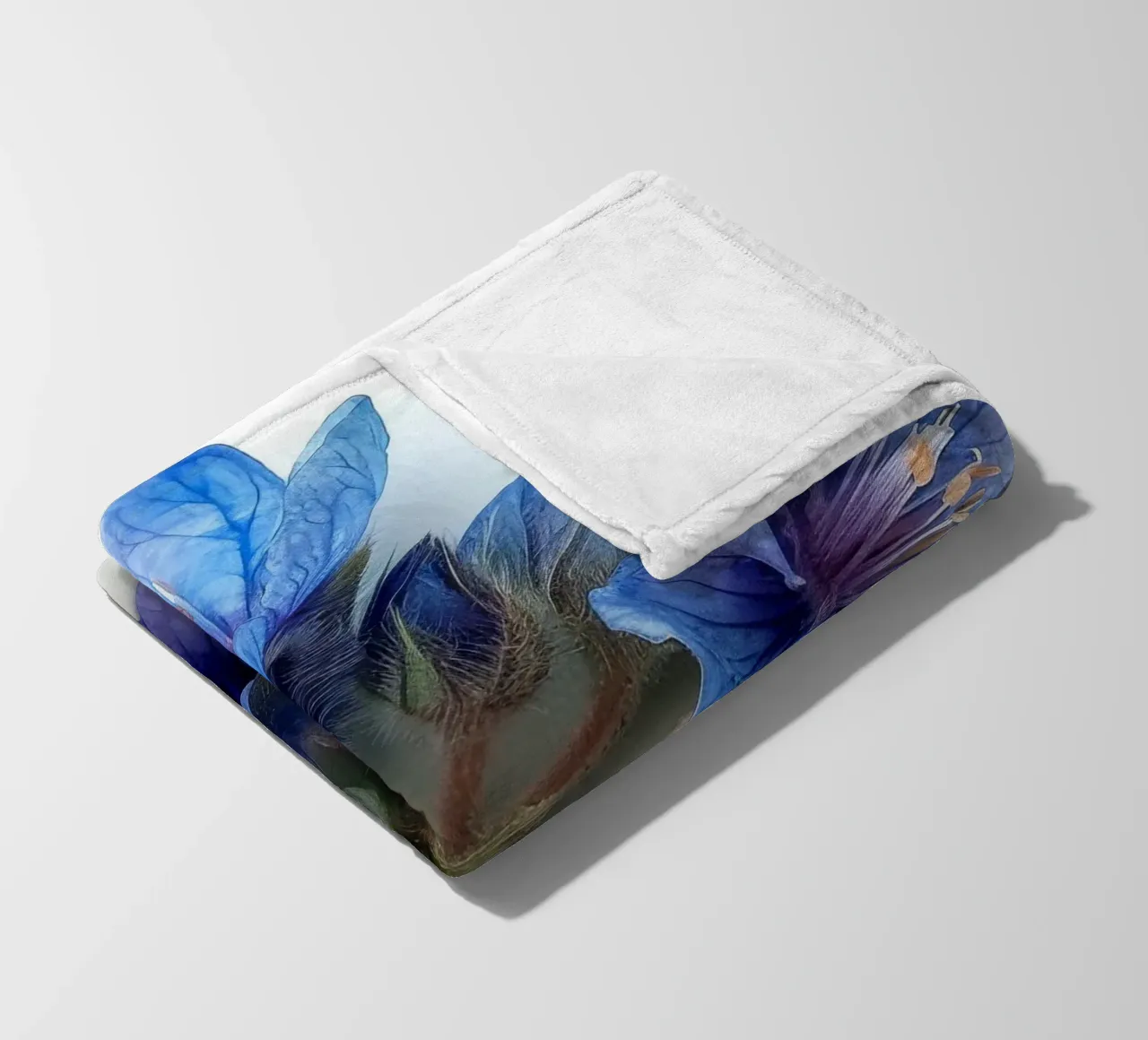 Falso fiore indaco 2 coperta in pile da Bold Blooms