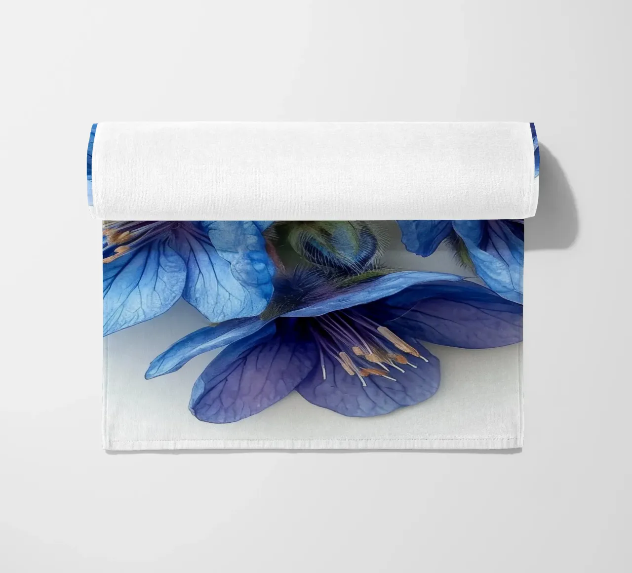 Falso fiore indaco 2 telo mare da Bold Blooms