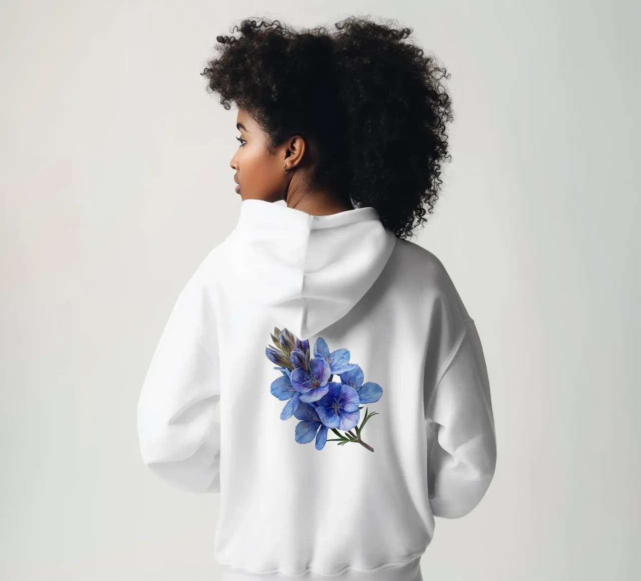 Falso fiore indaco 4 felpa con cappuccio da Bold Blooms