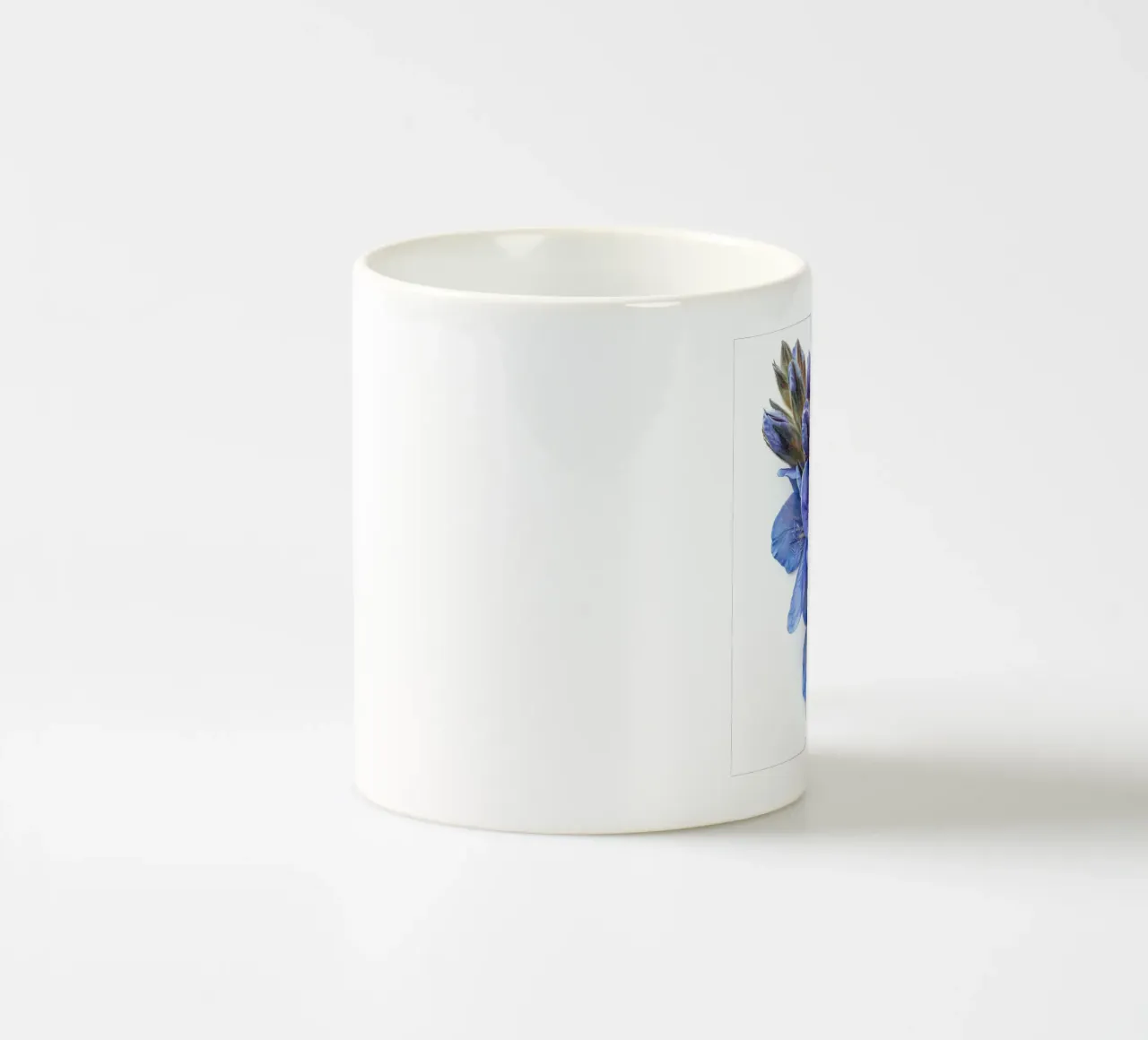 Falso fiore indaco 4 tazza in ceramica da Bold Blooms