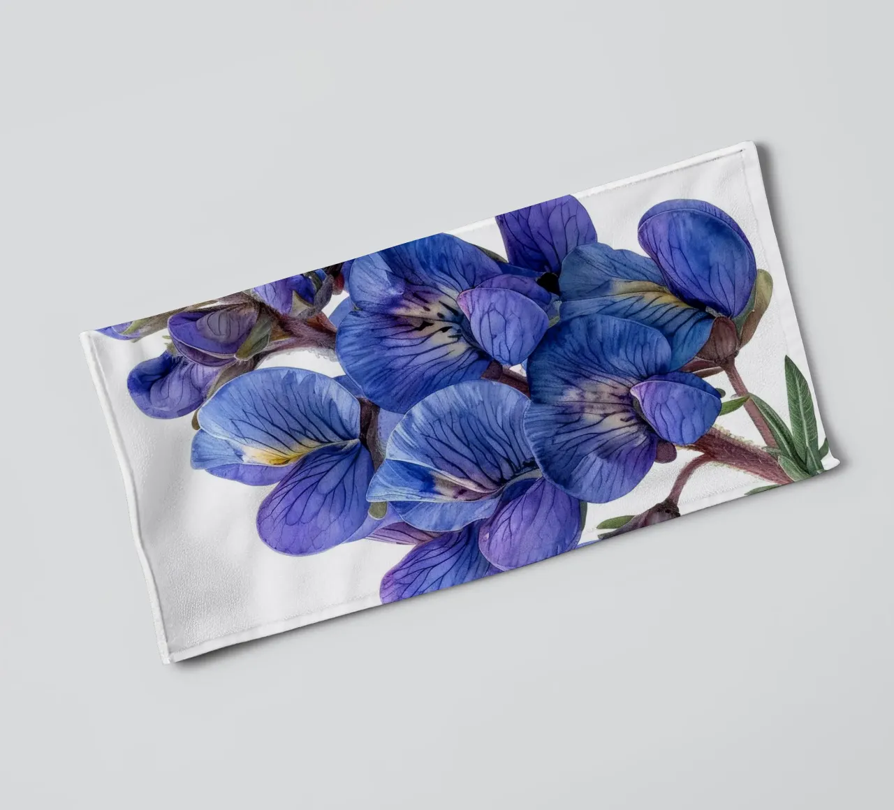 Falso fiore indaco 1 asciugamano da bagno da Bold Blooms