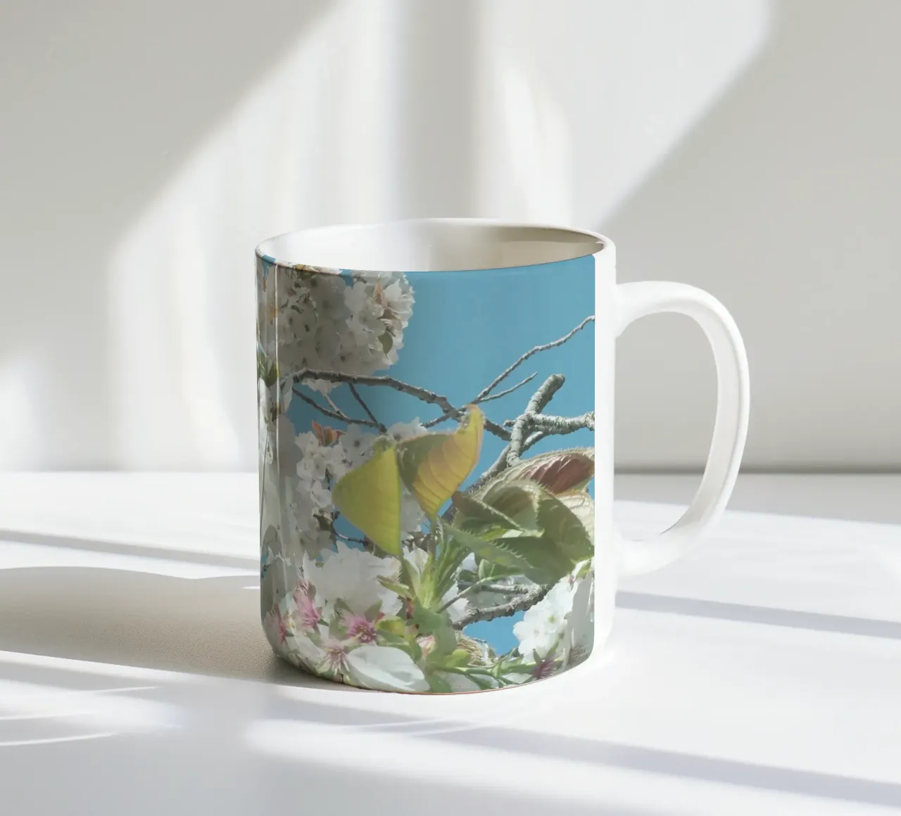 Fiori di primavera tazza in ceramica da Cassia Beck Photography
