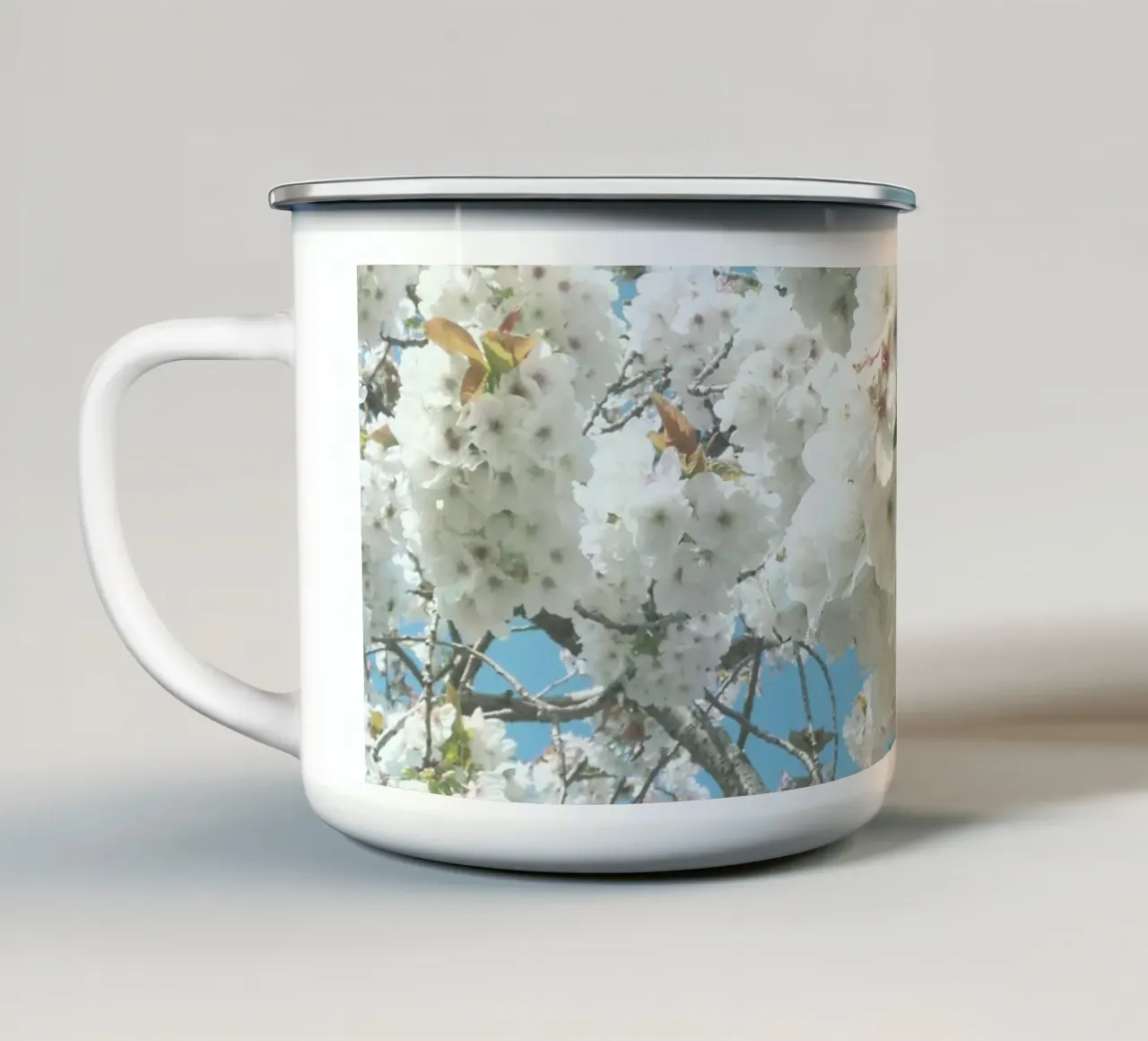 Fiori di primavera tazza in smalto da Cassia Beck Photography