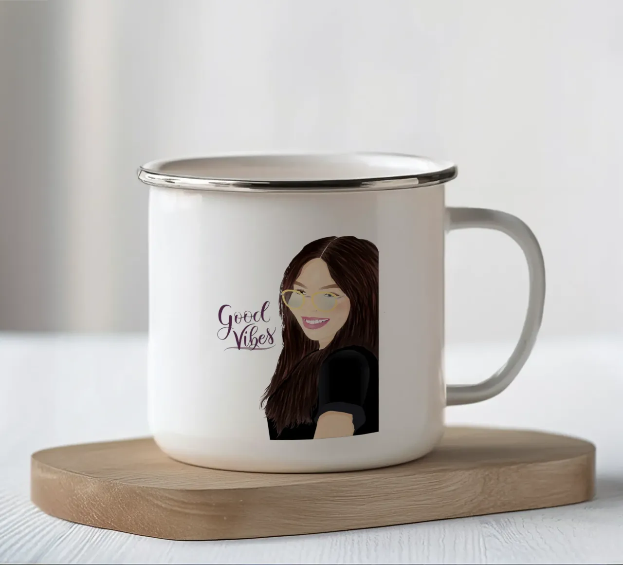 Buone vibrazioni. Giovane donna sorridente. Scrittura a mano tazza in smalto da CalliLetters