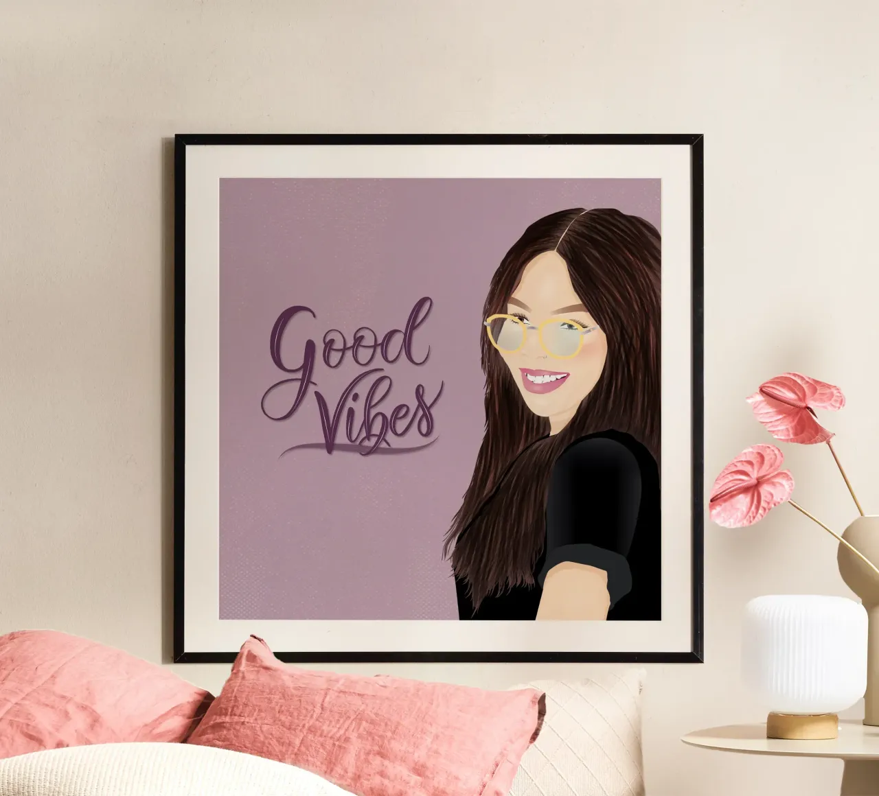 Buone vibrazioni. Giovane donna sorridente. Scrittura a mano poster con telaio in plastica da CalliLetters