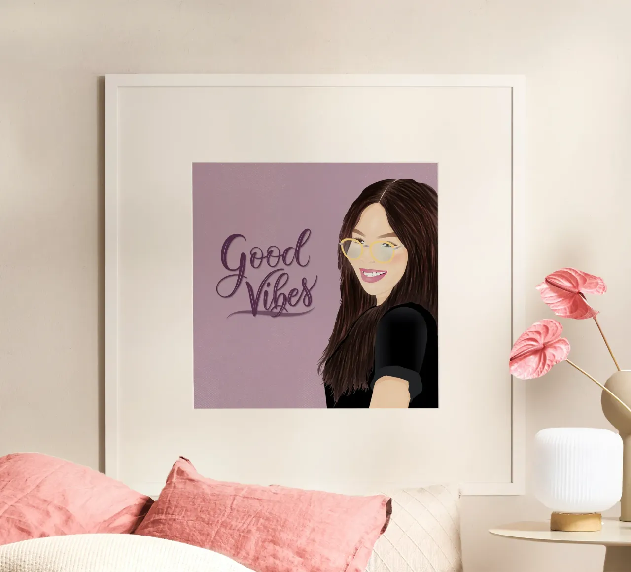 Buone vibrazioni. Giovane donna sorridente. Scrittura a mano poster con telaio in plastica da CalliLetters
