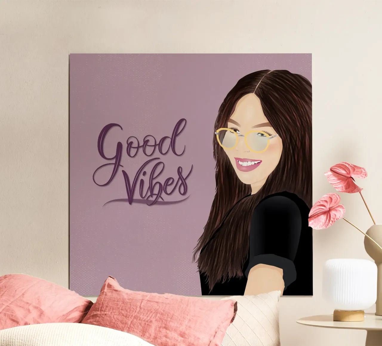 Buone vibrazioni. Giovane donna sorridente. Scrittura a mano poster con telaio in plastica da CalliLetters