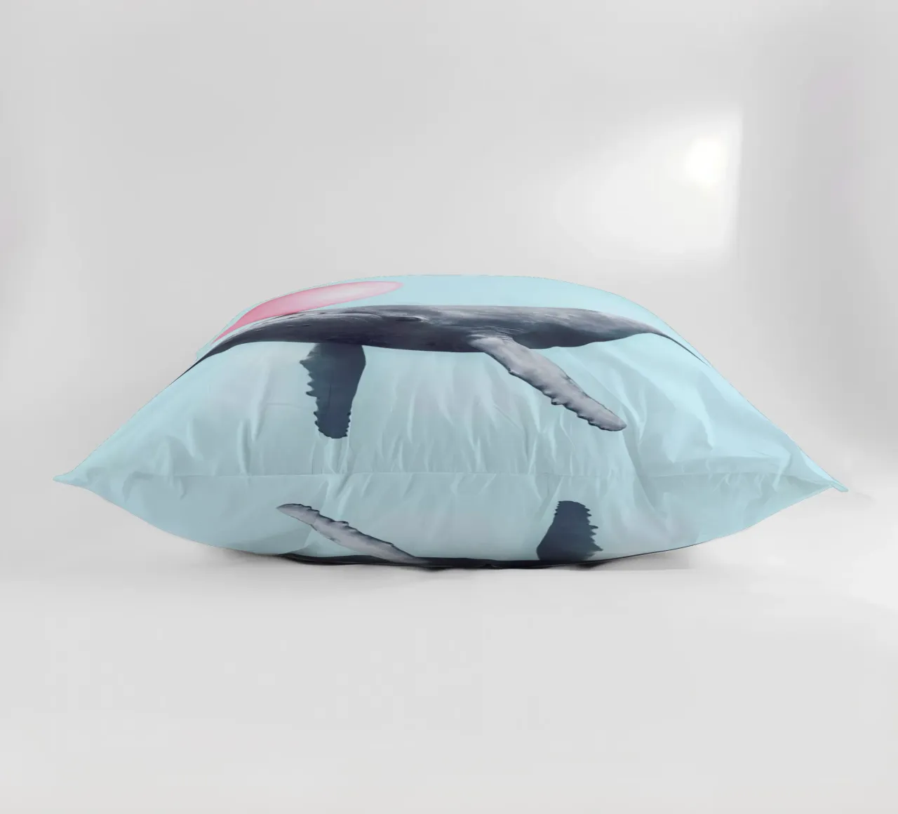 Bubblegum Whale cuscino da Paul Fuentes Design