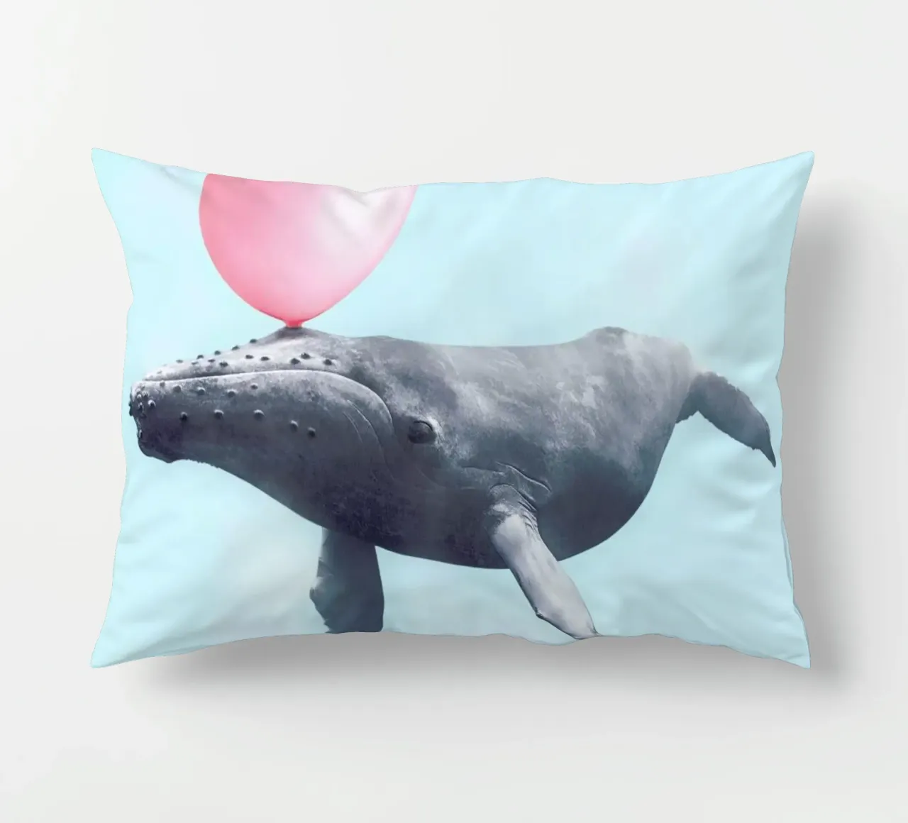 Bubblegum Whale cuscino da Paul Fuentes Design