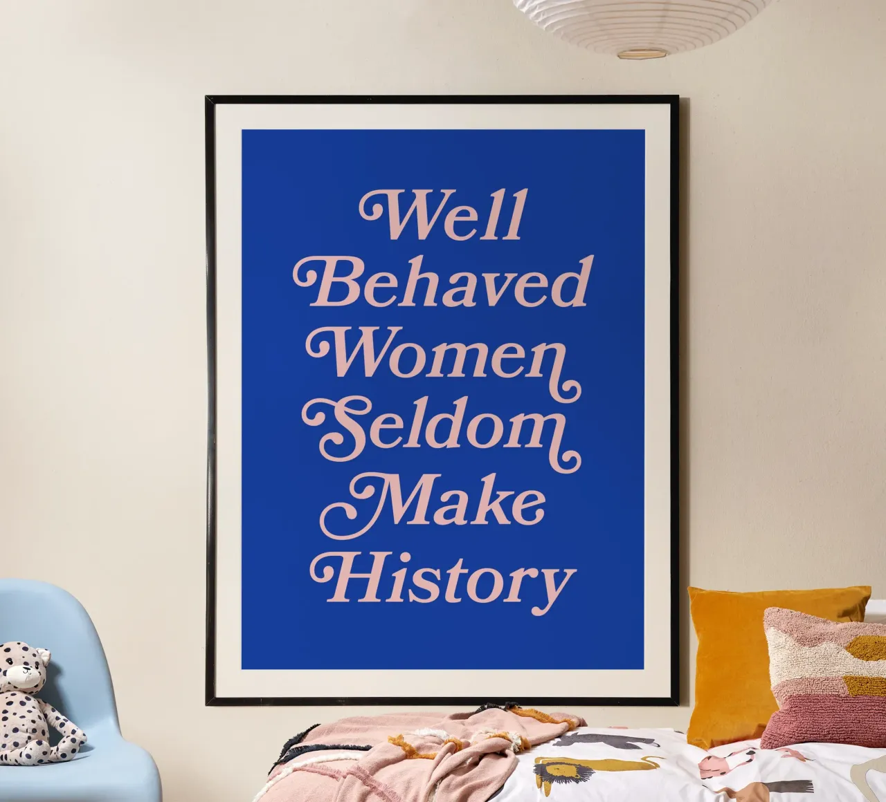 Le donne ben educate raramente fanno la storia (Tono blu) poster con telaio in legno da Paigaam Studio