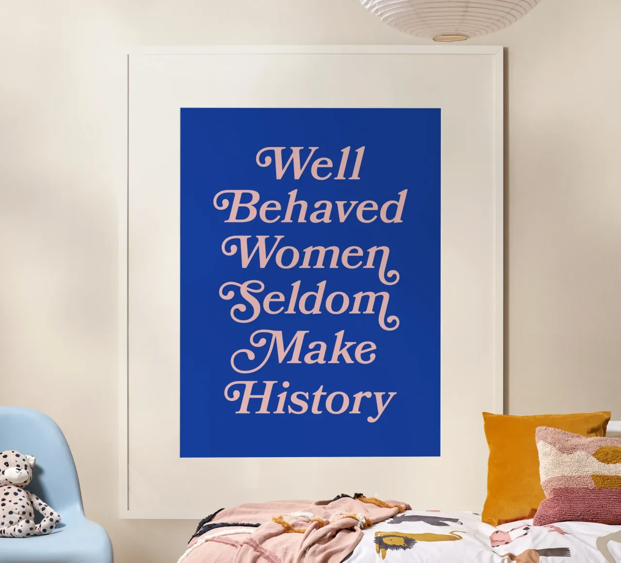 Le donne ben educate raramente fanno la storia (Tono blu) poster con telaio in legno da Paigaam Studio