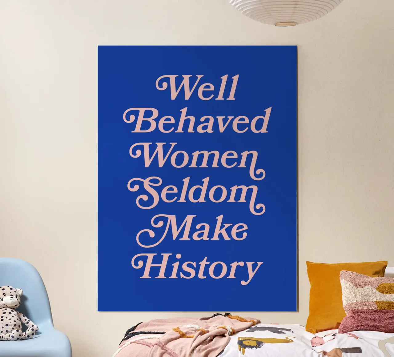 Le donne ben educate raramente fanno la storia (Tono blu) poster con telaio in legno da Paigaam Studio
