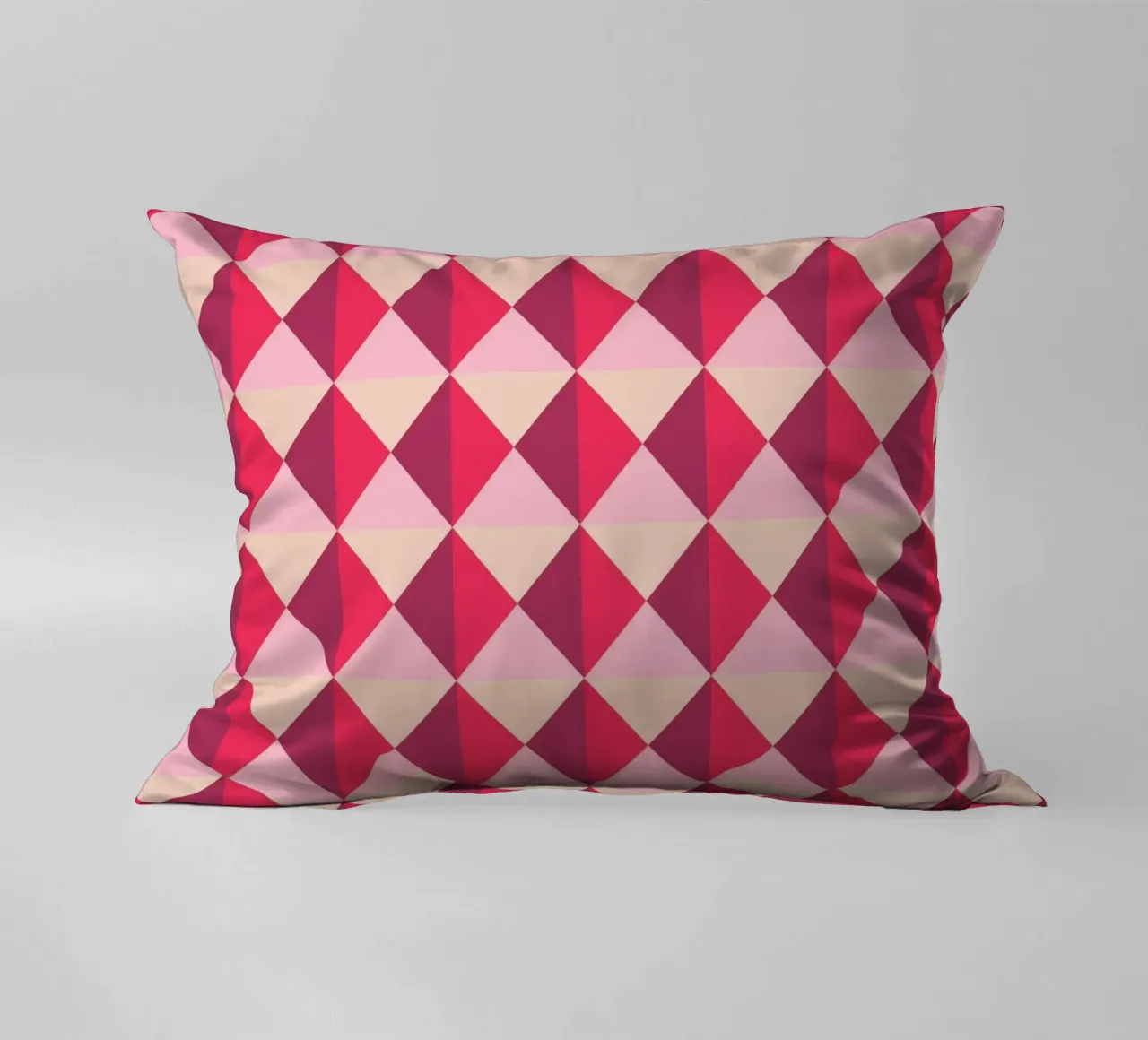 Motif coloré et ludique, petits carrés et triangles coussin de CreatedbySon