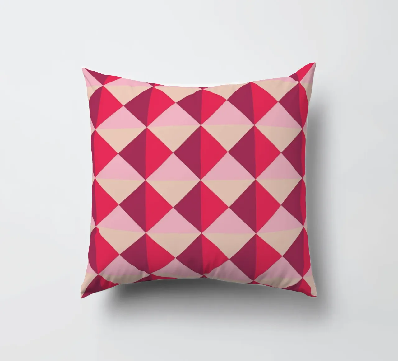 Motif coloré et ludique, petits carrés et triangles coussin de CreatedbySon