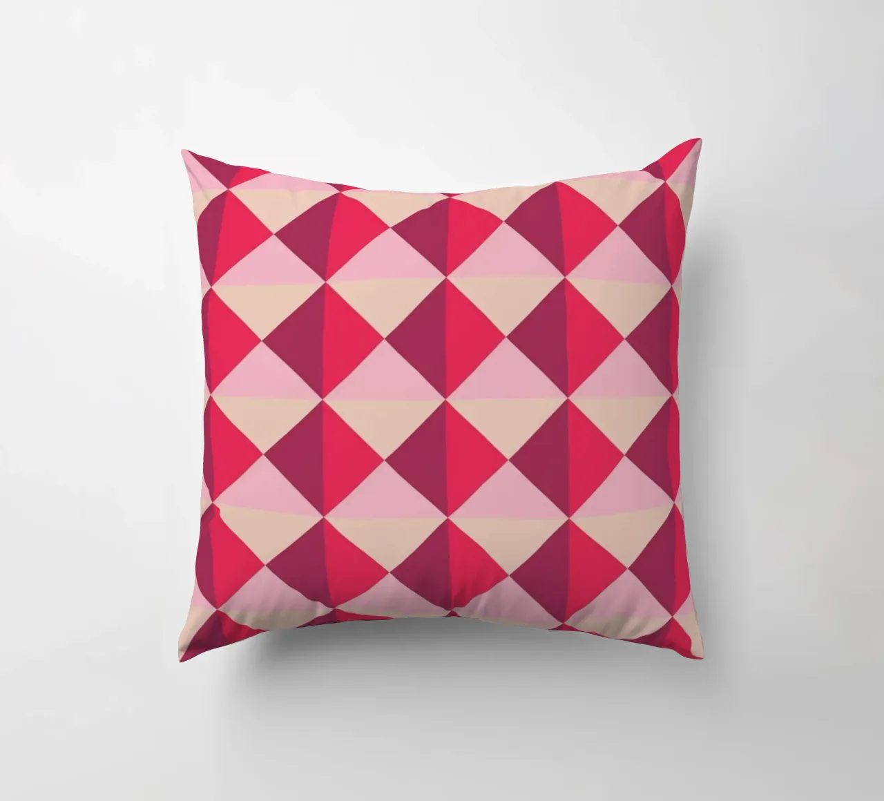 Motif coloré et ludique, petits carrés et triangles coussin de CreatedbySon