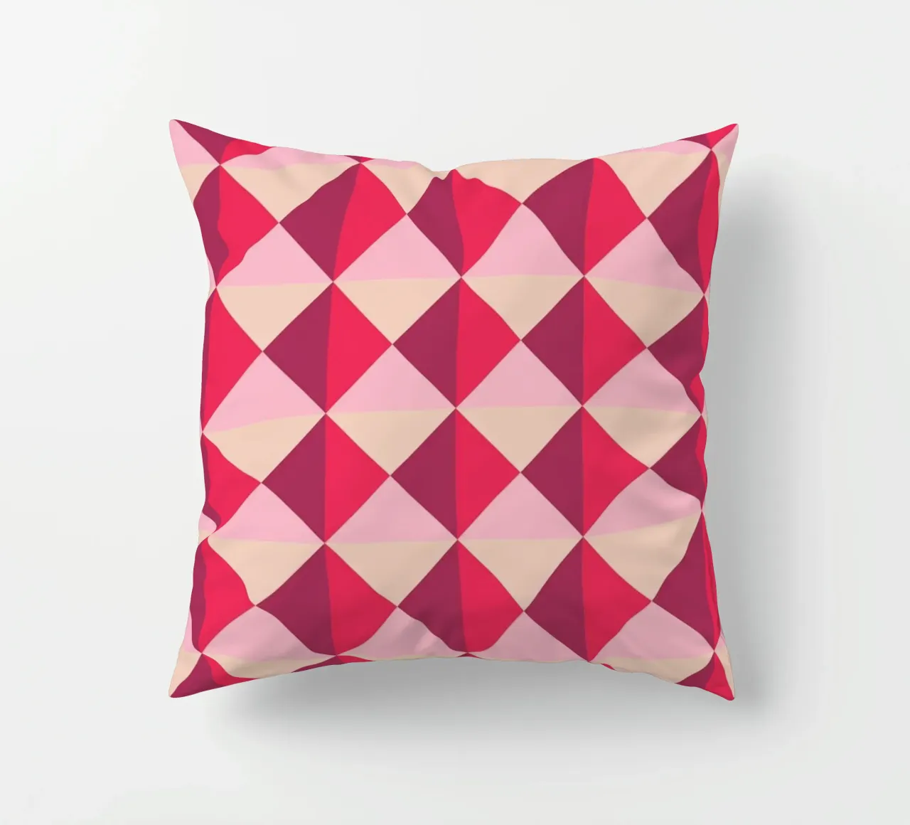 Motif coloré et ludique, petits carrés et triangles coussin de CreatedbySon