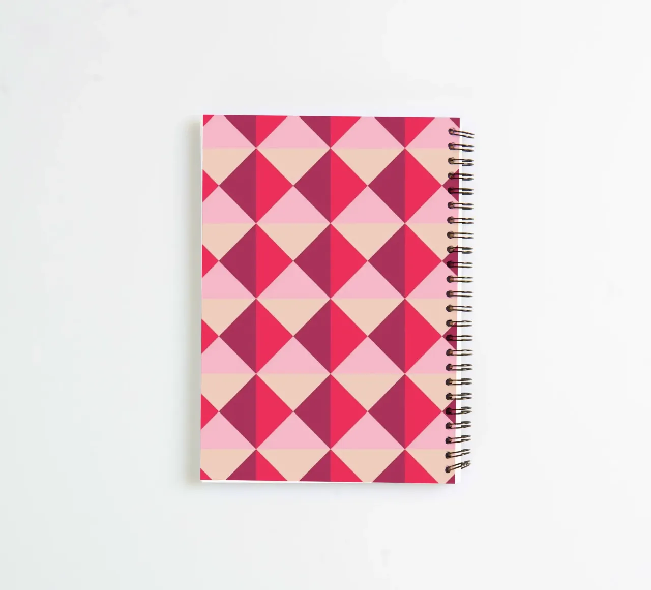 Motif coloré et ludique, petits carrés et triangles carnet à spirale de CreatedbySon