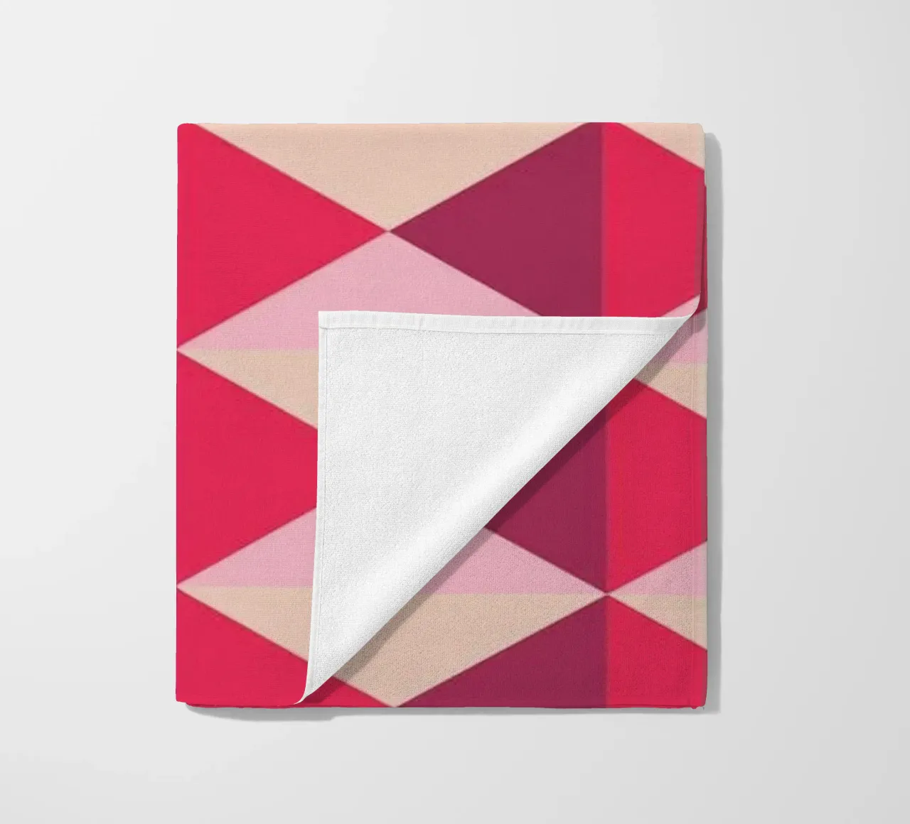 Buntes, verspieltes Muster, kleine Quadrate und Dreiecke Strandtuch von CreatedbySon