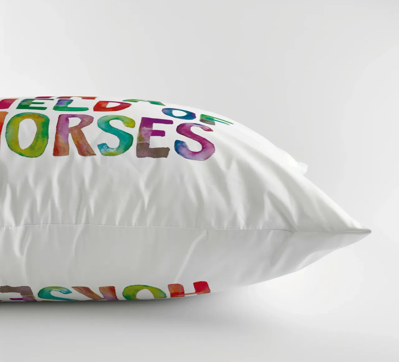 Essere un unicorno in un campo di cavalli: design tipografico arcobaleno cuscino da THE MOTIVATED TYPE