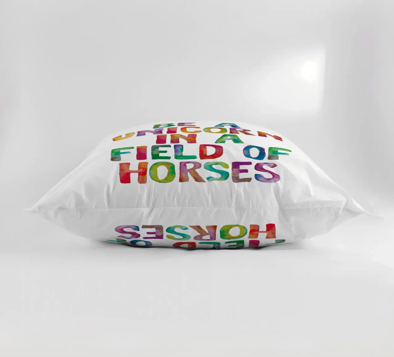 Essere un unicorno in un campo di cavalli: design tipografico arcobaleno cuscino da THE MOTIVATED TYPE