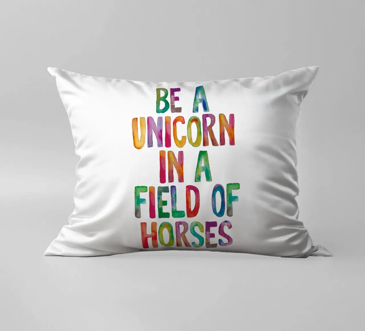 Essere un unicorno in un campo di cavalli: design tipografico arcobaleno cuscino da THE MOTIVATED TYPE
