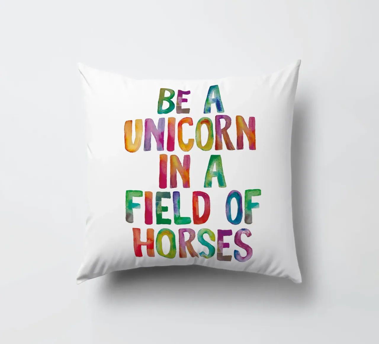 Essere un unicorno in un campo di cavalli: design tipografico arcobaleno cuscino da THE MOTIVATED TYPE