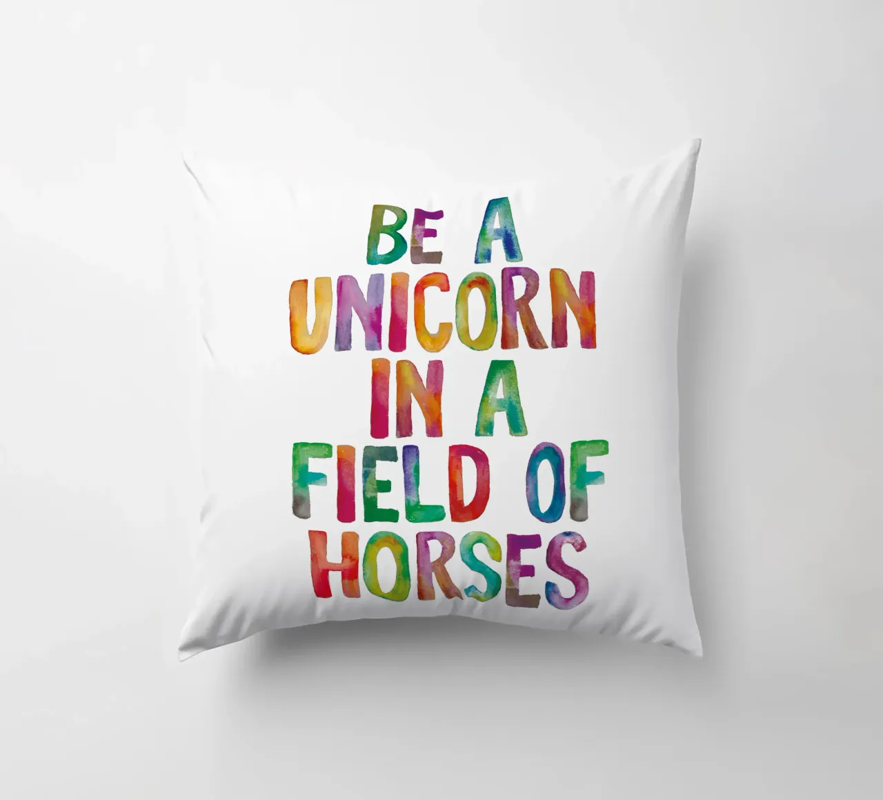 Essere un unicorno in un campo di cavalli: design tipografico arcobaleno cuscino da THE MOTIVATED TYPE