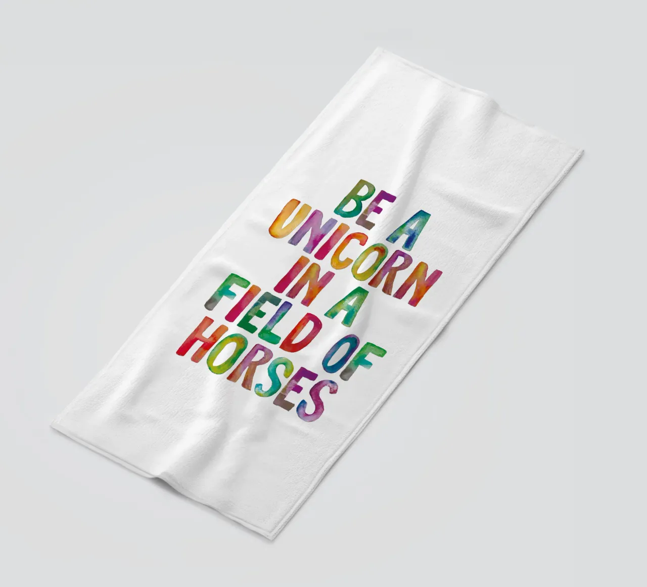 Essere un unicorno in un campo di cavalli: design tipografico arcobaleno telo mare da THE MOTIVATED TYPE