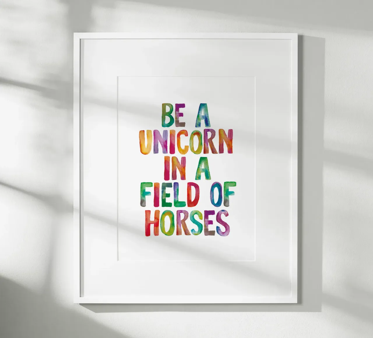 Be a Unicorn in a Field of Horses (Être une licorne dans un champ de chevaux) Rainbow Typography Design (Typographie arc-en-ciel) hahnemühle de THE MOTIVATED TYPE