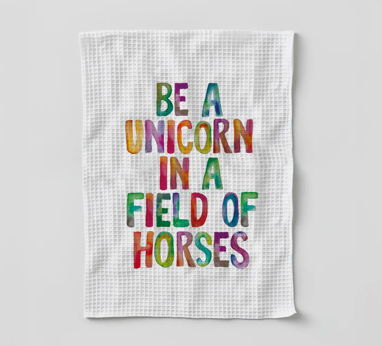 Be a Unicorn in a Field of Horses (Être une licorne dans un champ de chevaux) Rainbow Typography Design (Typographie arc-en-ciel) torchon de THE MOTIVATED TYPE