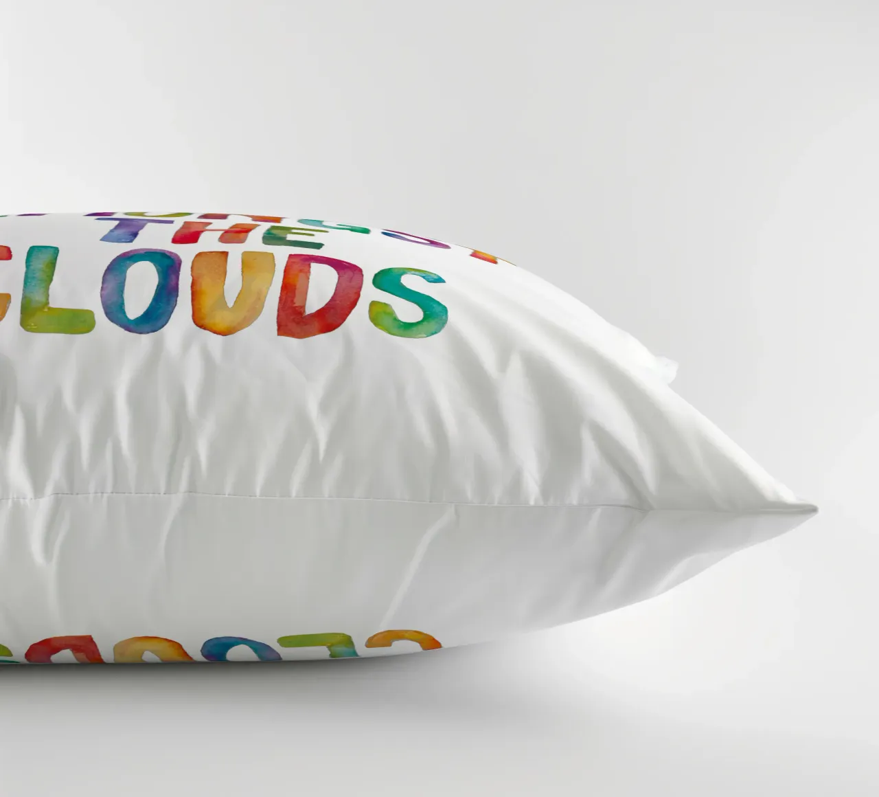 Be A Rainbow Amongst The Clouds Arcobaleni Tipografia Design cuscino da THE MOTIVATED TYPE