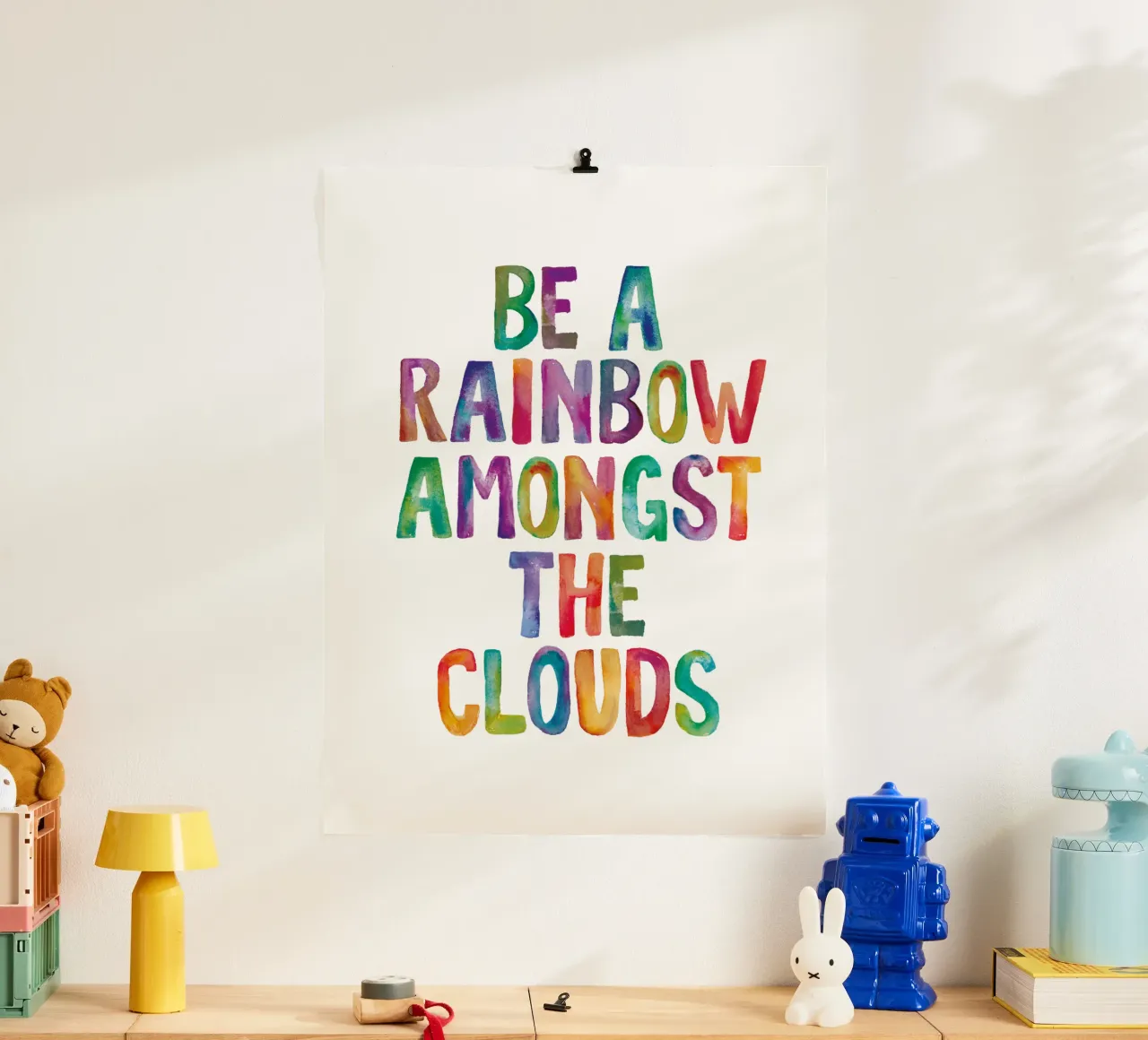 Be A Rainbow Amongst The Clouds Arcobaleni Tipografia Design poster da THE MOTIVATED TYPE