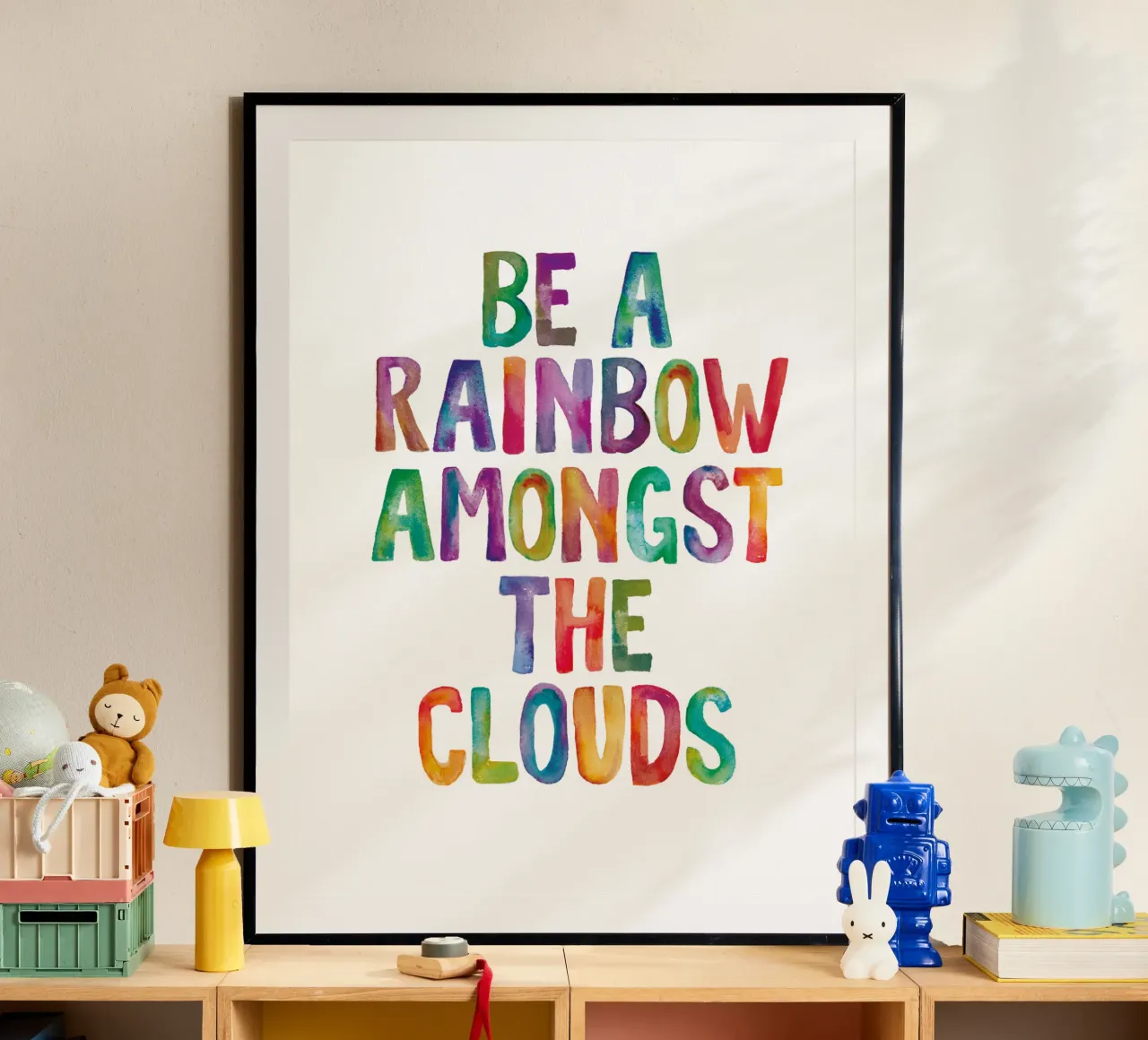 Be A Rainbow Amongst The Clouds Arcobaleni Tipografia Design poster da THE MOTIVATED TYPE