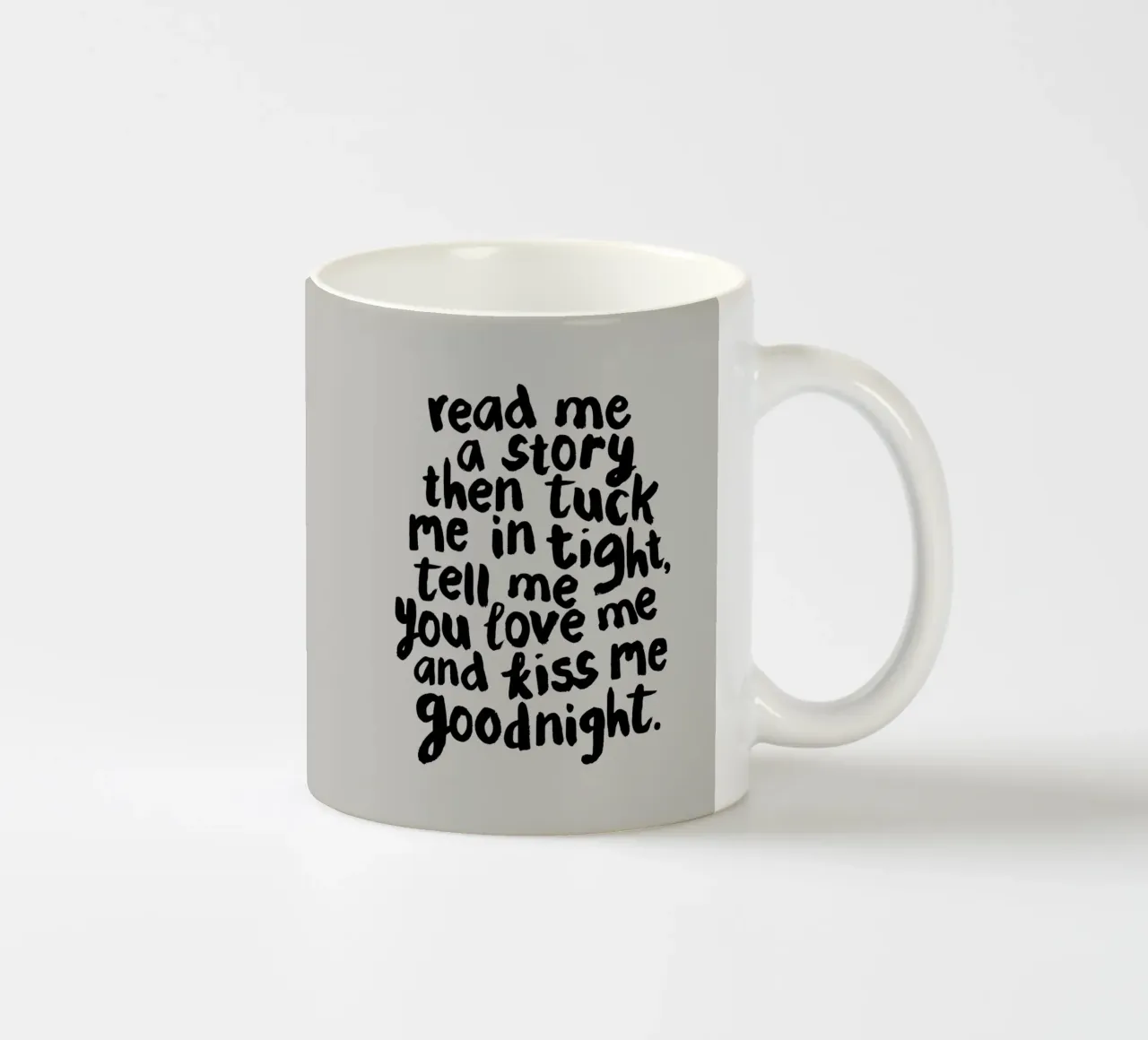 Leggimi una storia e poi rimboccami le coperte dicendomi che mi vuoi bene tazza in ceramica da THE MOTIVATED TYPE