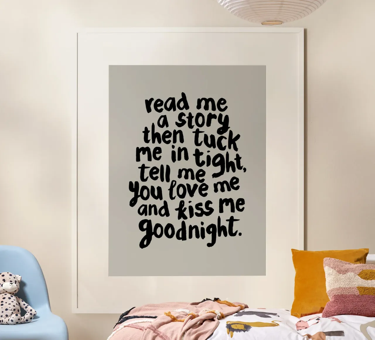 Leggimi una storia e poi rimboccami le coperte dicendomi che mi vuoi bene poster con telaio in legno da THE MOTIVATED TYPE