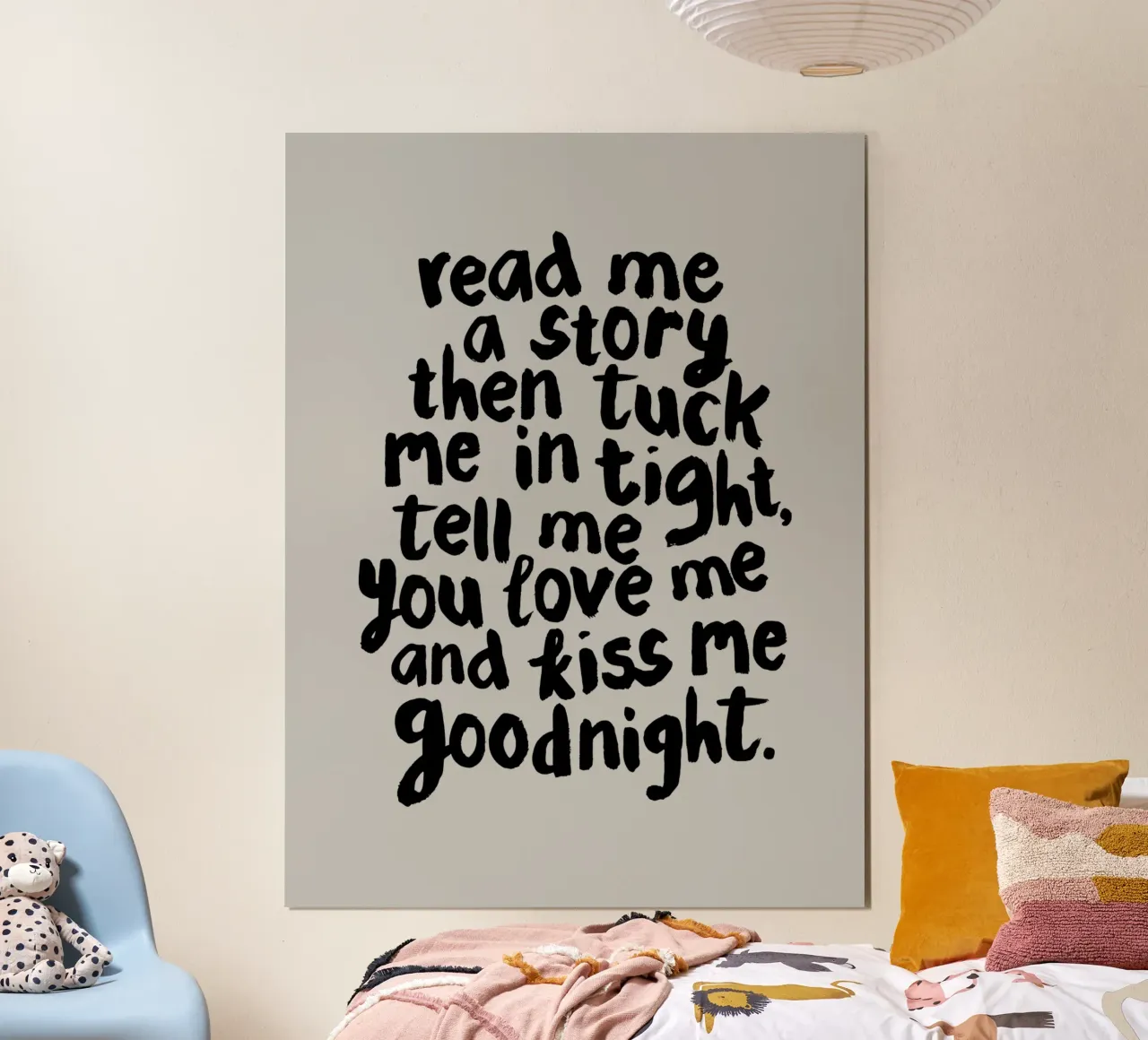 Leggimi una storia e poi rimboccami le coperte dicendomi che mi vuoi bene poster con telaio in legno da THE MOTIVATED TYPE