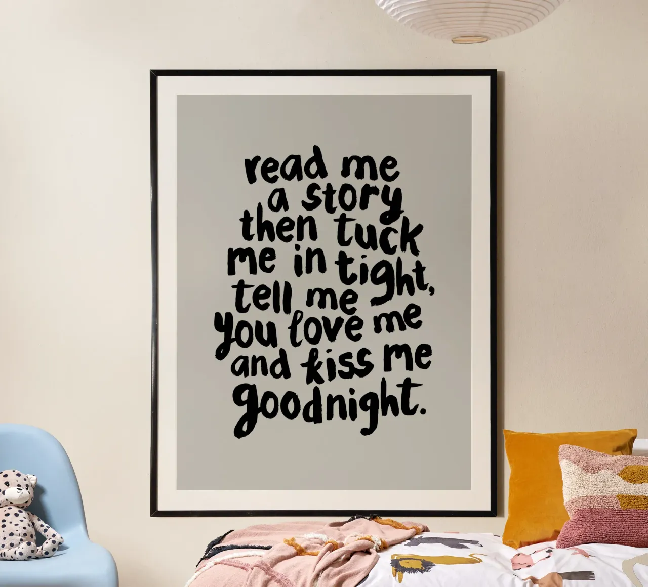Leggimi una storia e poi rimboccami le coperte dicendomi che mi vuoi bene poster con telaio in legno da THE MOTIVATED TYPE