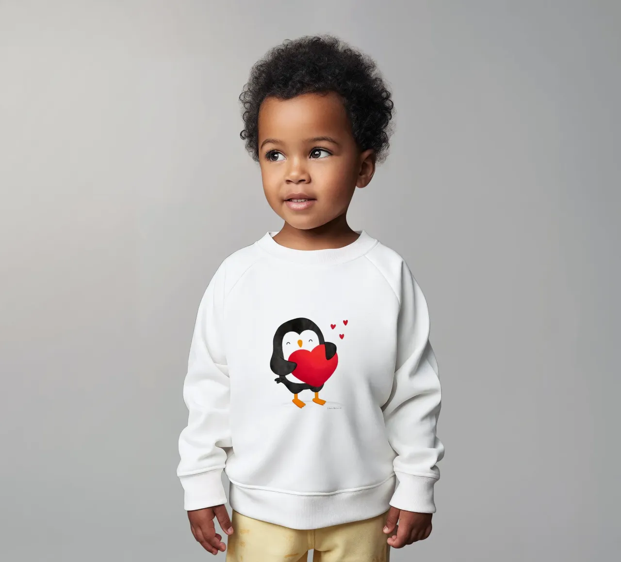 Pinguino felice con un grande cuore rosso felpa neonato da julianamotzko