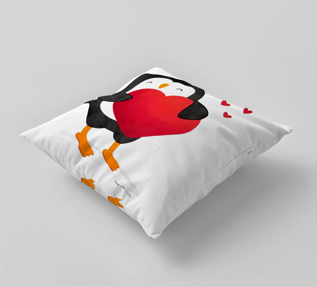 Pinguino felice con un grande cuore rosso cuscino da julianamotzko